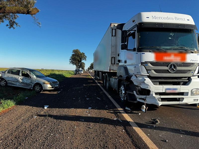 Casal ferido em acidente entre Astra e carreta na PR-182, entre Maripá e Toledo