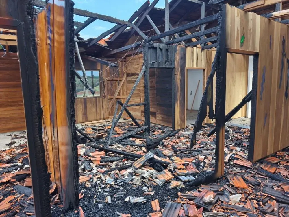 Família bragadense pede ajuda após ter casa destruída pelo fogo no interior