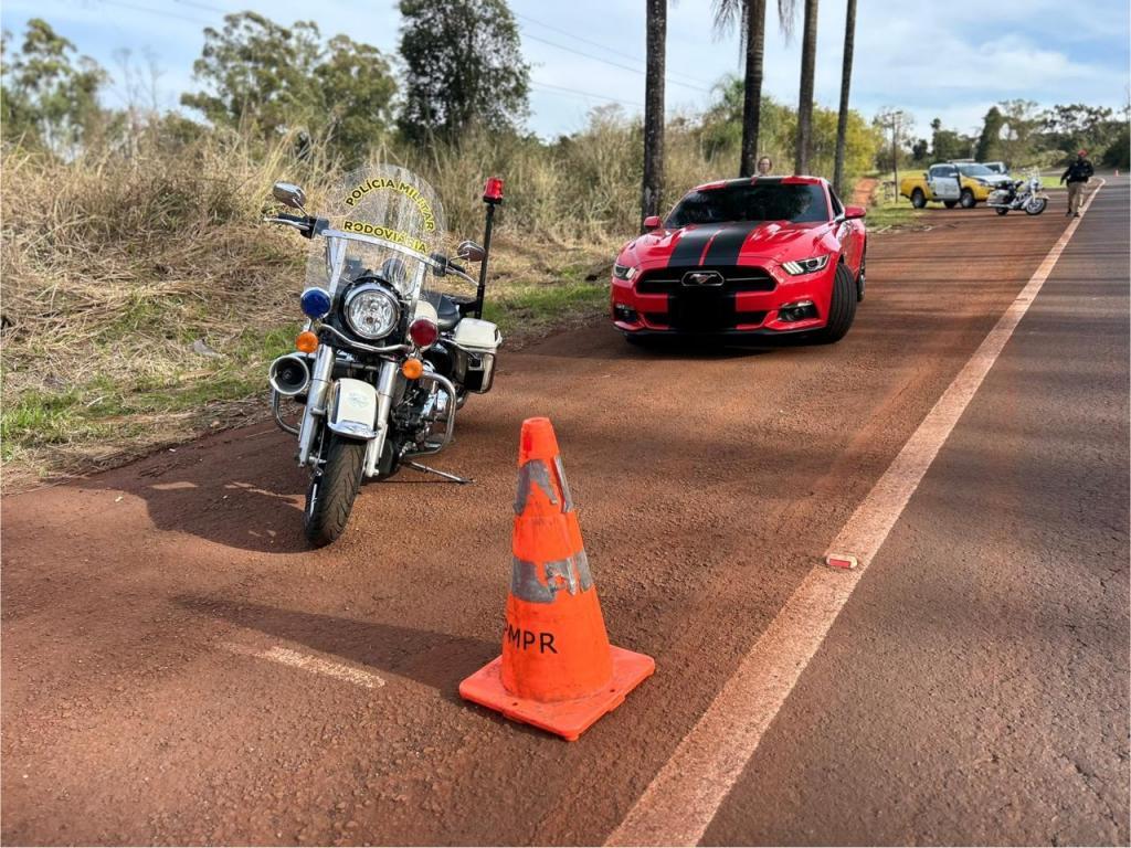 Ford Mustang GT com mais de R$ 40 mil em débitos é flagrado durante fiscalização na PR-585, em Toledo