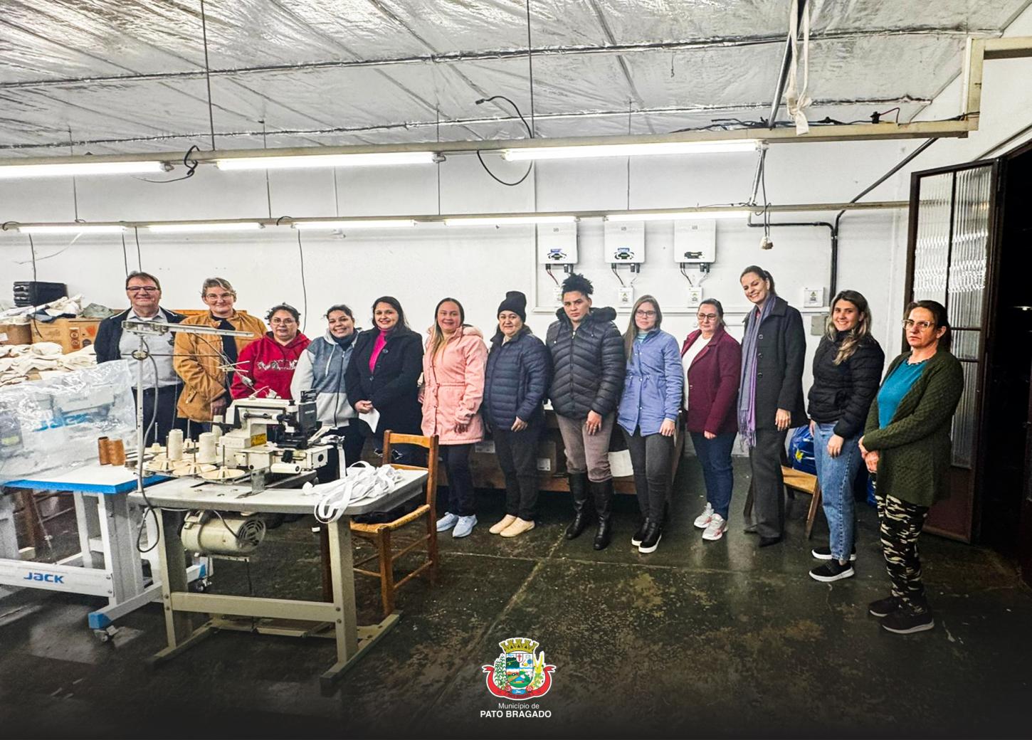 Iniciou o Curso de Costura Industrial promovido pela Secretaria de Indústria e Comércio de Pato Bragado