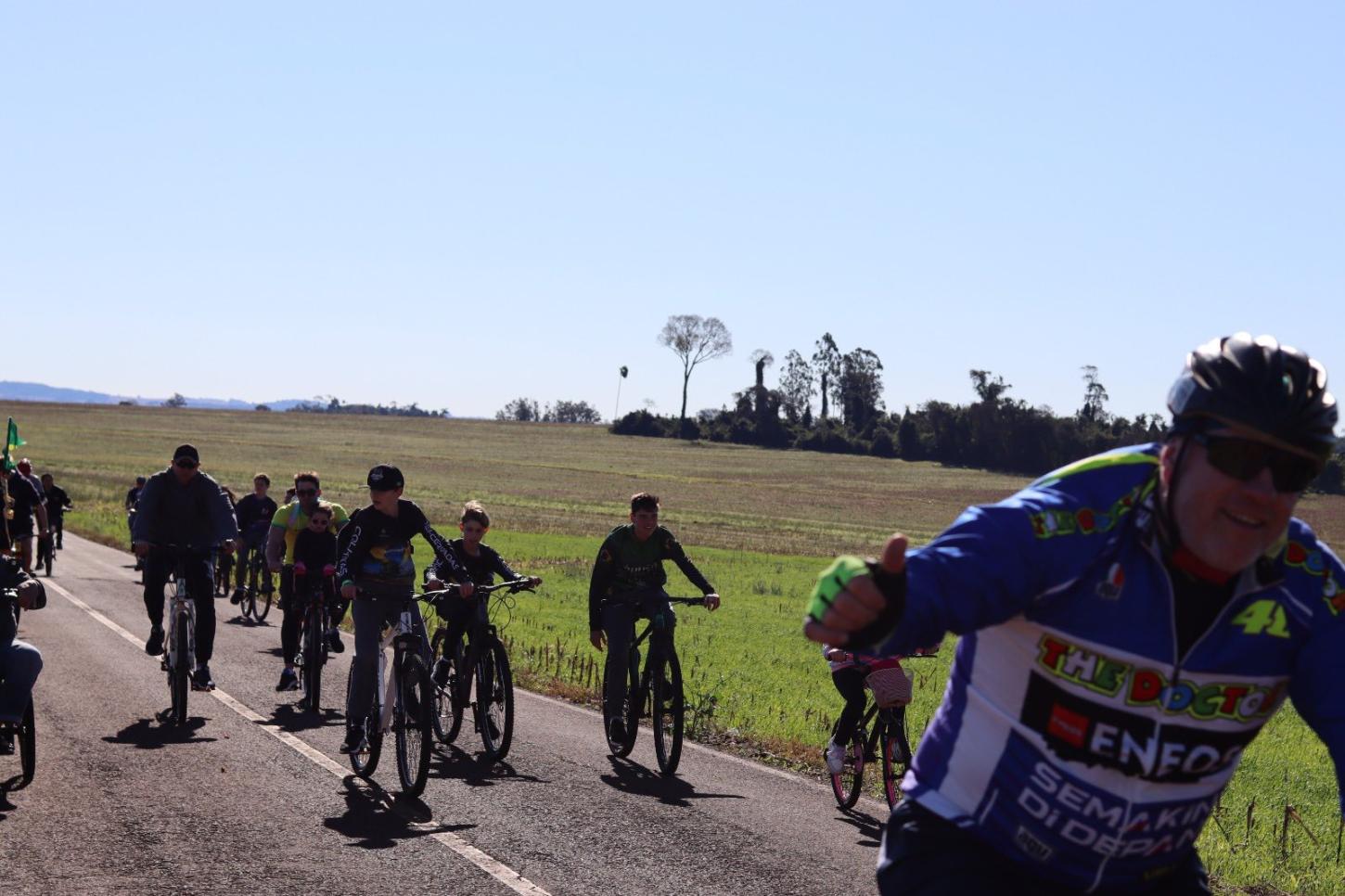 Passeio Ciclístico do Dia dos Pais reúne famílias em Entre Rios do Oeste