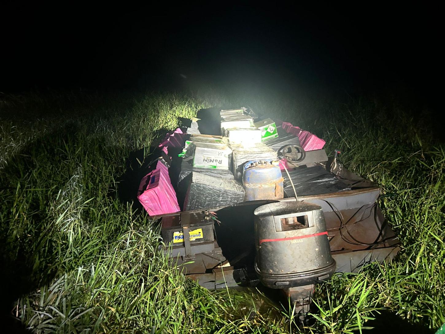 Policias apreendem embarcação com cigarros estrangeiros, agrotóxicos e pneus contrabandeados