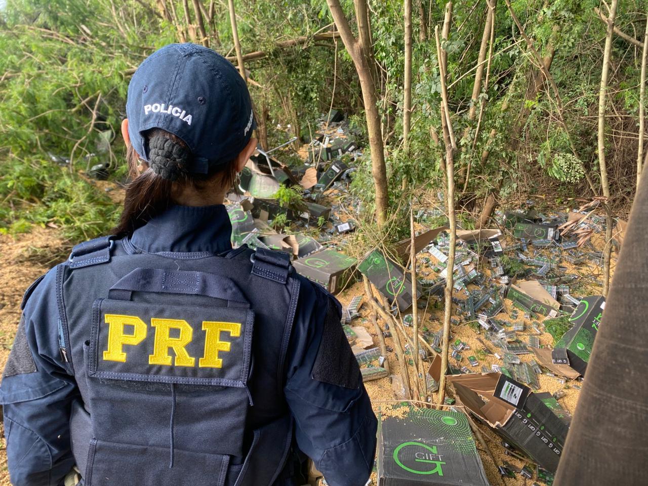 PRF apreende 200 mil maços de cigarros após acidente com carreta na BR-163, em Terra Roxa (PR)