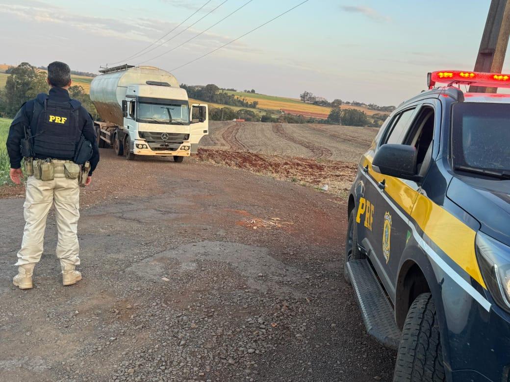 PRF apreende caminhão furtado com 250 mil maços de cigarros na BR-163, em Marechal Cândido Rondon (PR)