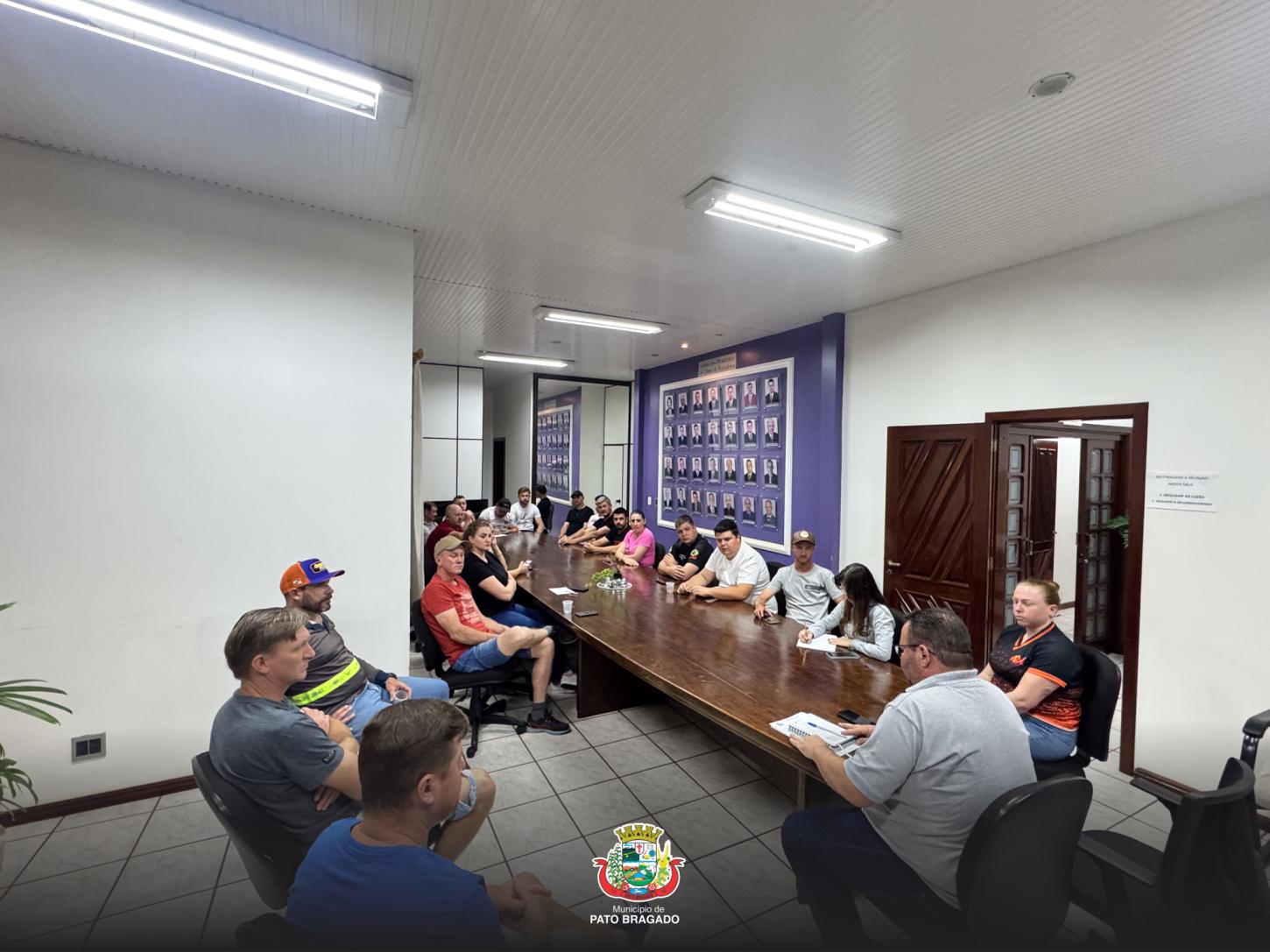 Reunião com os representantes dos grupos que participarão da 25ª Oktoberfest de Pato Bragado