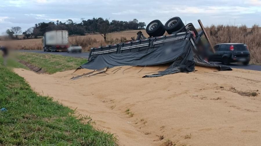 Semirreboque de carreta tomba e espalha farelo de soja na BR 163