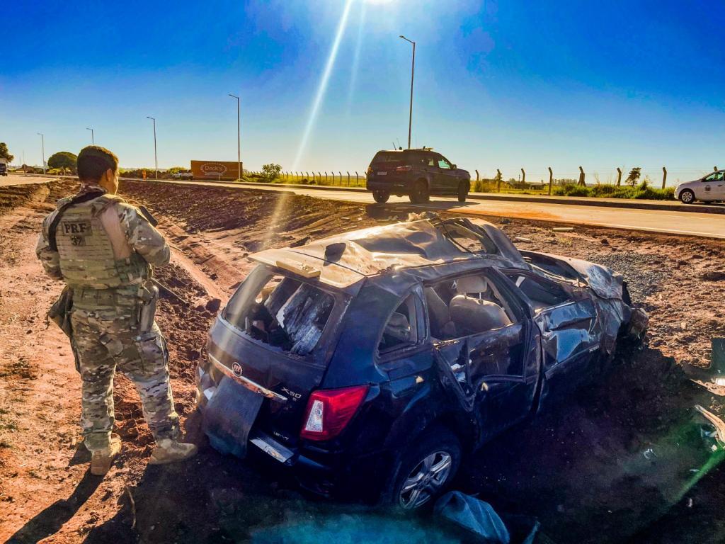 Traficante tenta fugir da PRF, é ejetado de carro em capotamento na PR 180, e acaba preso