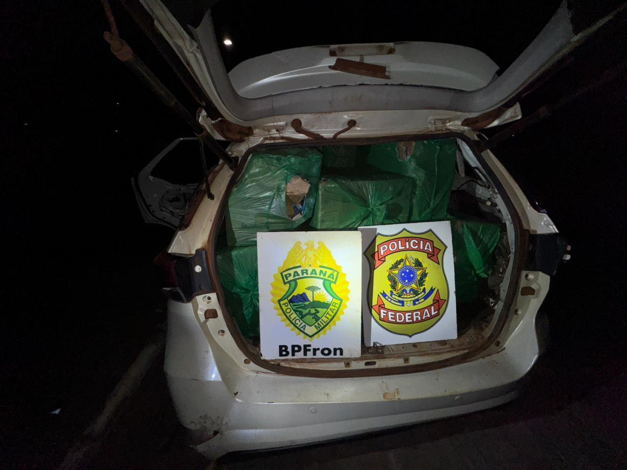 BPFRON e PF apreendem veículo furtado carregado com 1.500 pacotes de cigarros contrabandeados em Mercedes