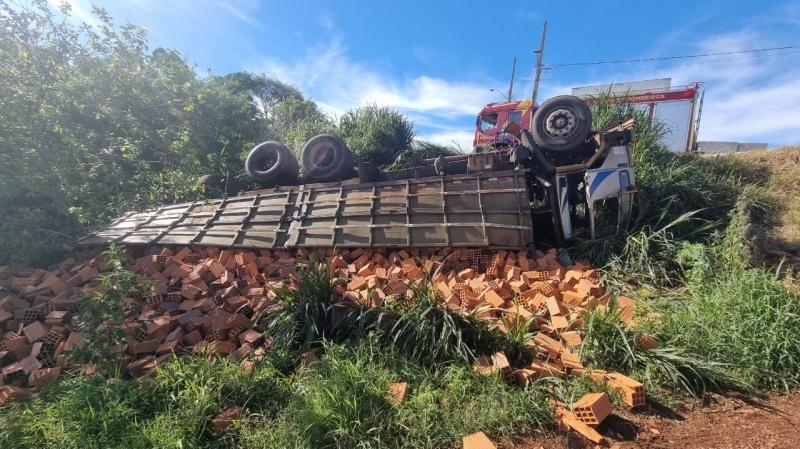 Caminhão de Mercedes tomba ao ficar sem freio em Marechal Rondon; Ocupantes saltam para evitar tragédia