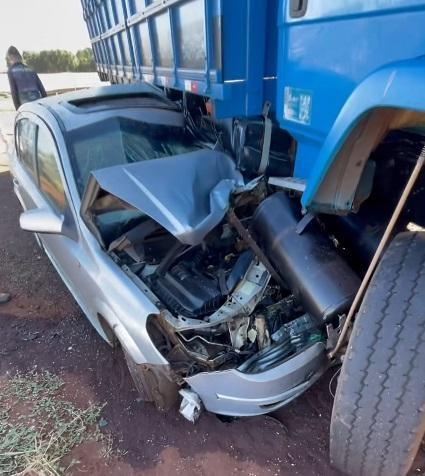 Carro colide com caminhão e homem fica ferido na BR-163 em Quatro Pontes