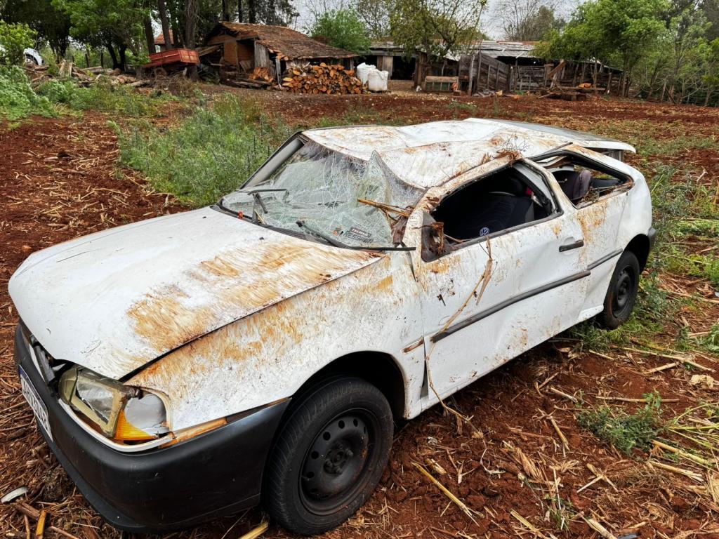 Carro com família de Nova Santa Rosa capota em barranco