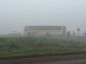 Cerração densa causa acidente na BR-163 em Quatro Pontes envolve ônibus escolar, carreta e motocicleta