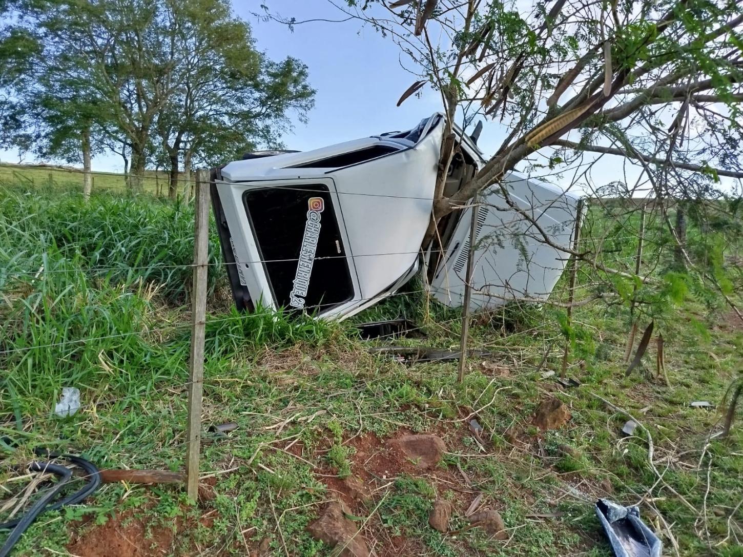 Gol se choca contra árvore na PR-317 e motorista fica gravemente ferido em São José das Palmeiras
