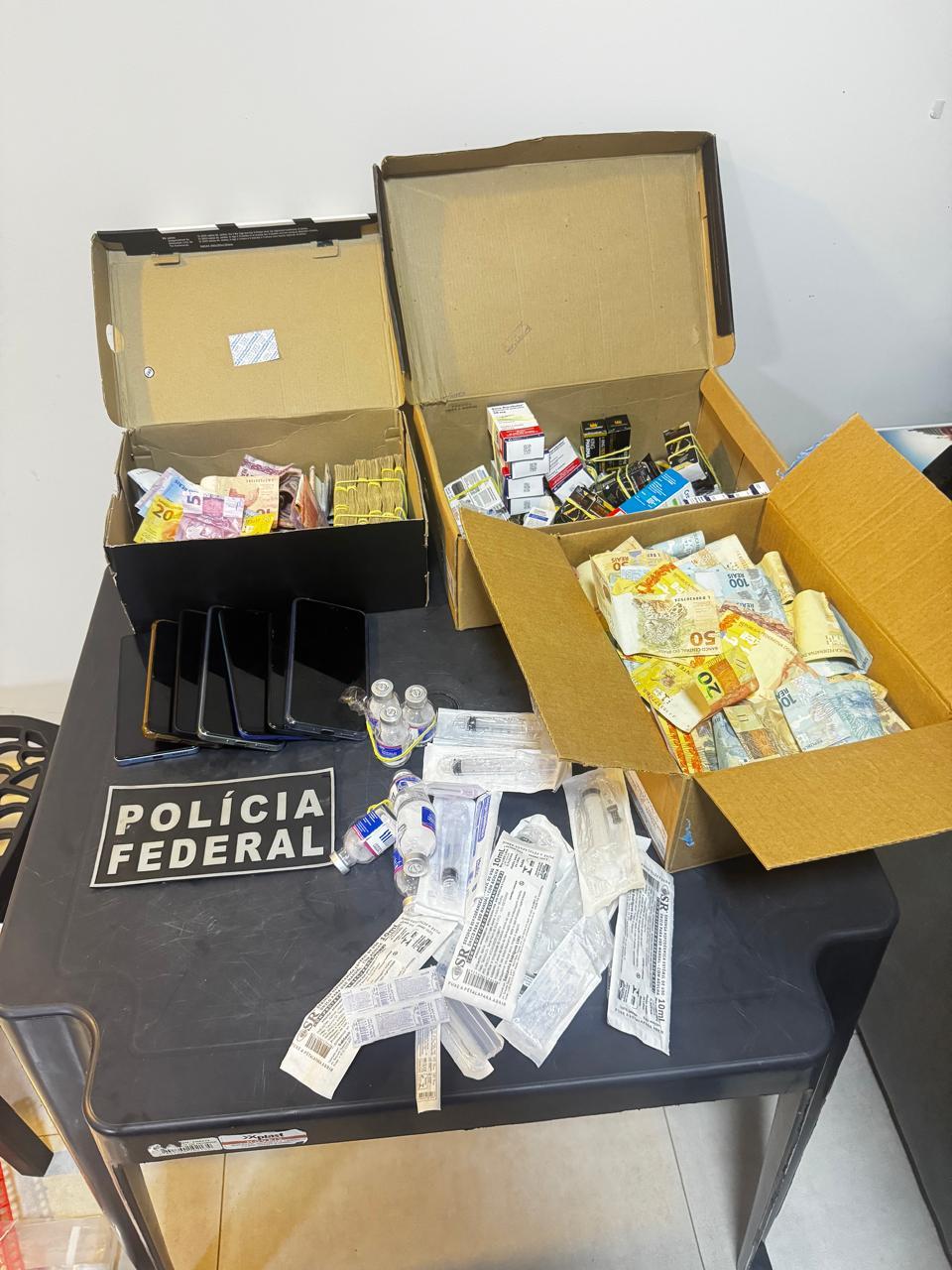 Homem é preso pela PF durante a deflagração da Operação Bisturi, que apura comércio ilegal de medicamentos