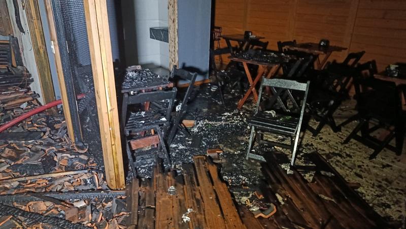 Incêndio de grandes proporções destrói hamburgueria no centro de Toledo
