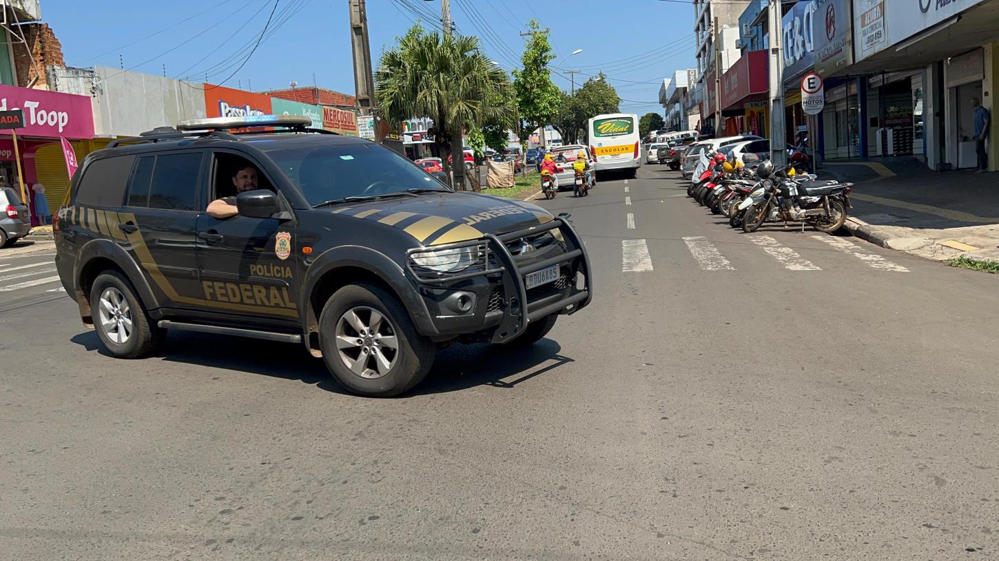 PF fecha depósito ilegal de mercadorias descaminhadas e prende uma pessoa