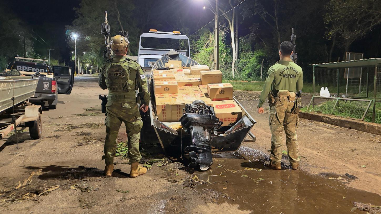 POLÍCIA FEDERAL e BPFRON apreendem embarcação com 2.500 pacotes de cigarros contrabandeados