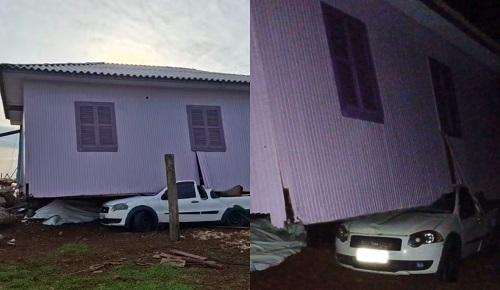 Tornado em SC: casa é arrastada por ventos e vai parar em cima de carro
