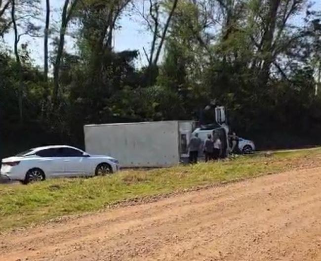Caminhão tomba e motorista fica ferido em rodovia entre Marechal Cândido Rondon e Curvado