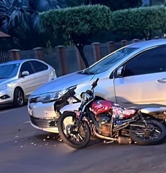 Acidente entre carro e moto é registrado no centro de Pato Bragado
