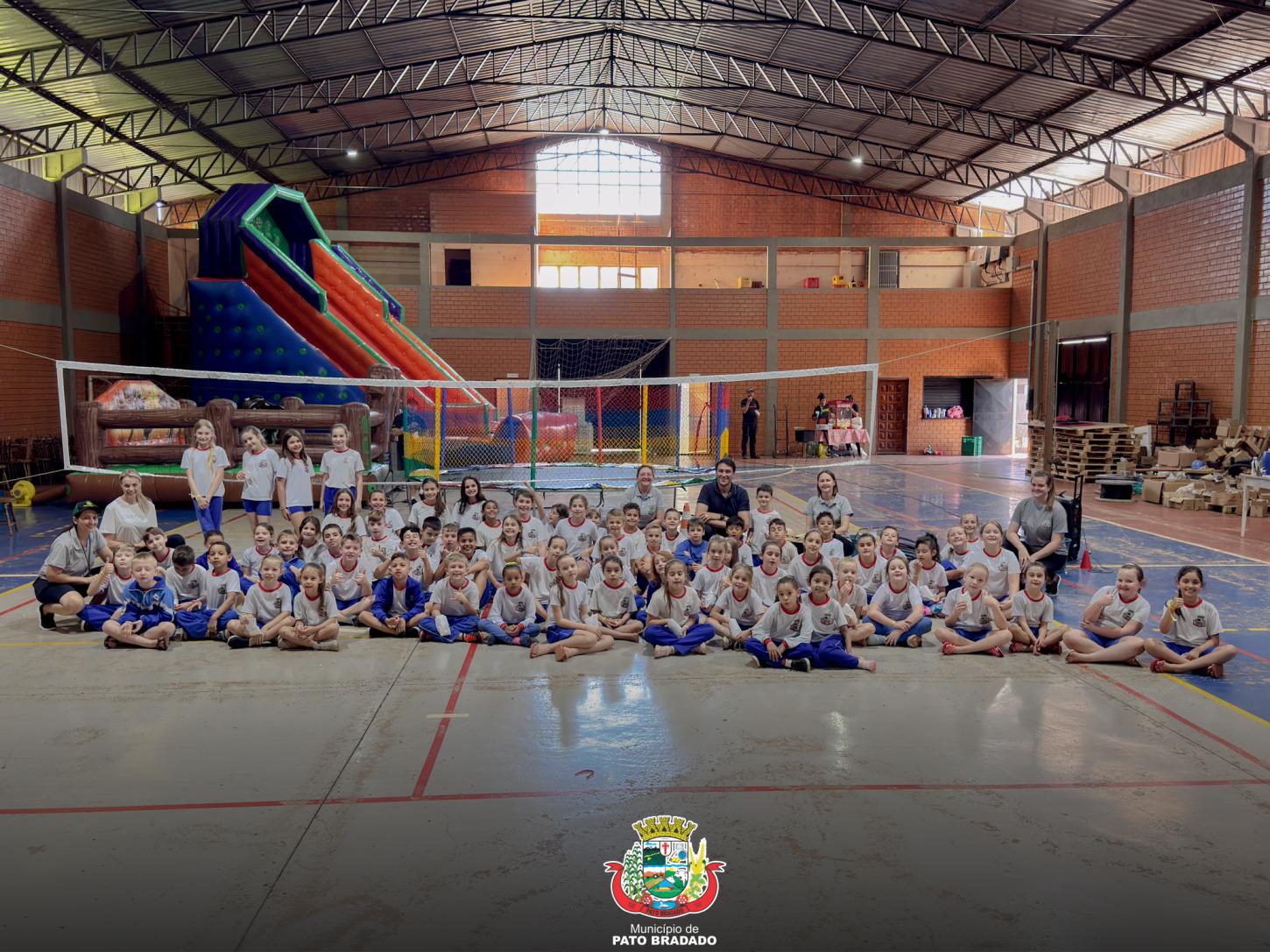 Alunos com melhores médias são premiados com dias de diversão e reconhecimento na escola municipal