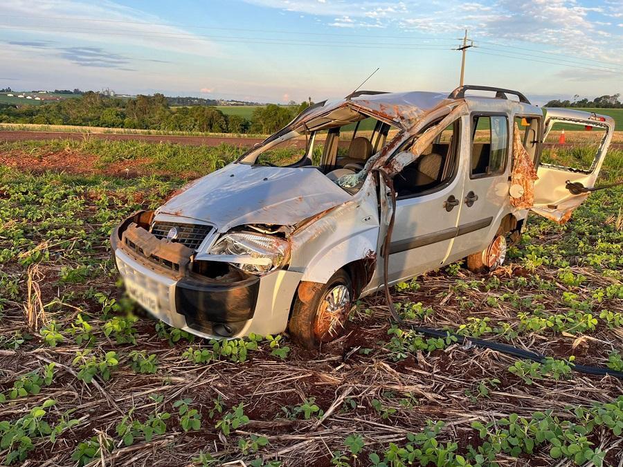Ao tentar ultrapassar em faixa dupla, condutora sai da pista e capota carro na 182 em Maripá