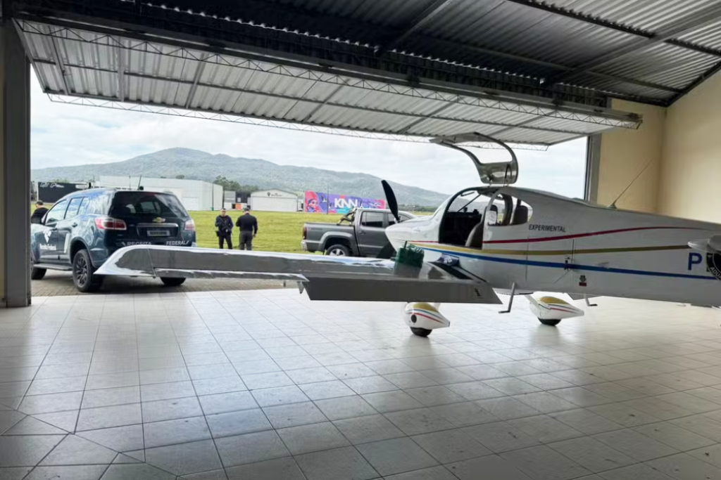 Avião com 571 iPhones sai de Foz e acaba interceptado em Santa Catarina