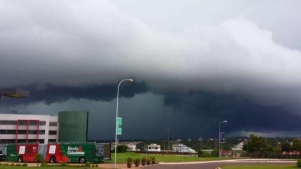 Calor intenso e chance de temporais marcam o início da semana no Oeste do Paraná
