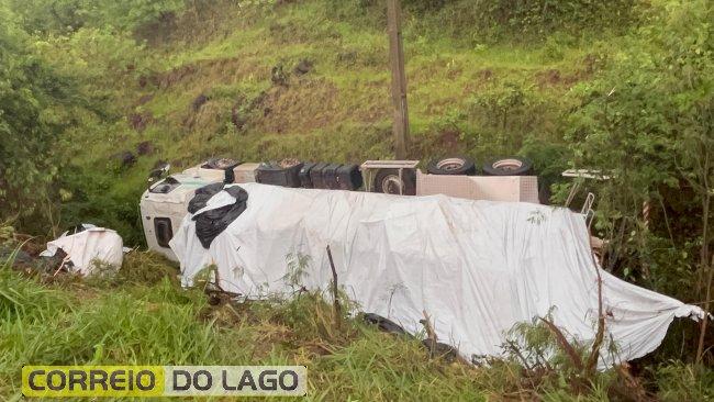Caminhão de ração tomba na PR-488 entre Santa Helena e Diamante do Oeste