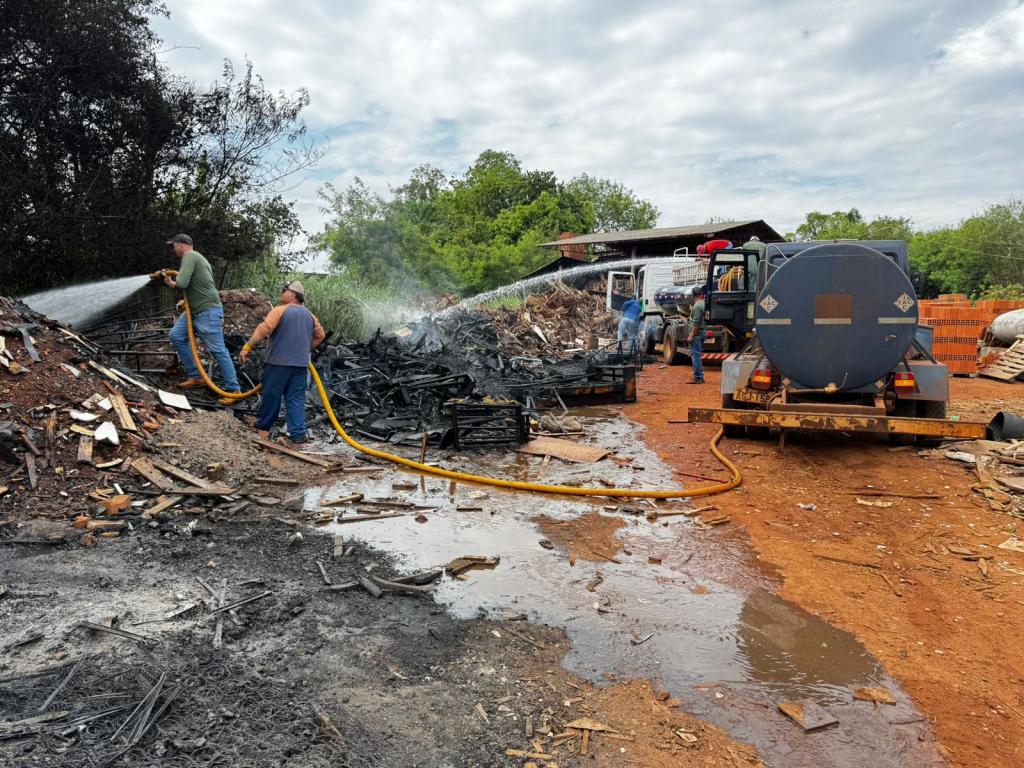 Caminhões-pipa da Prefeitura são mobilizados para combater incêndio em Nova Santa Rosa