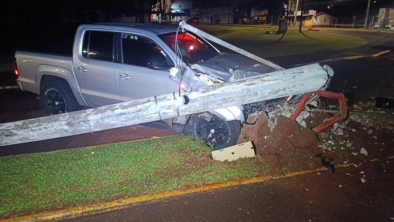 Condutor bate Amarok em Toledo, foge e abandona duas jovens feridas
