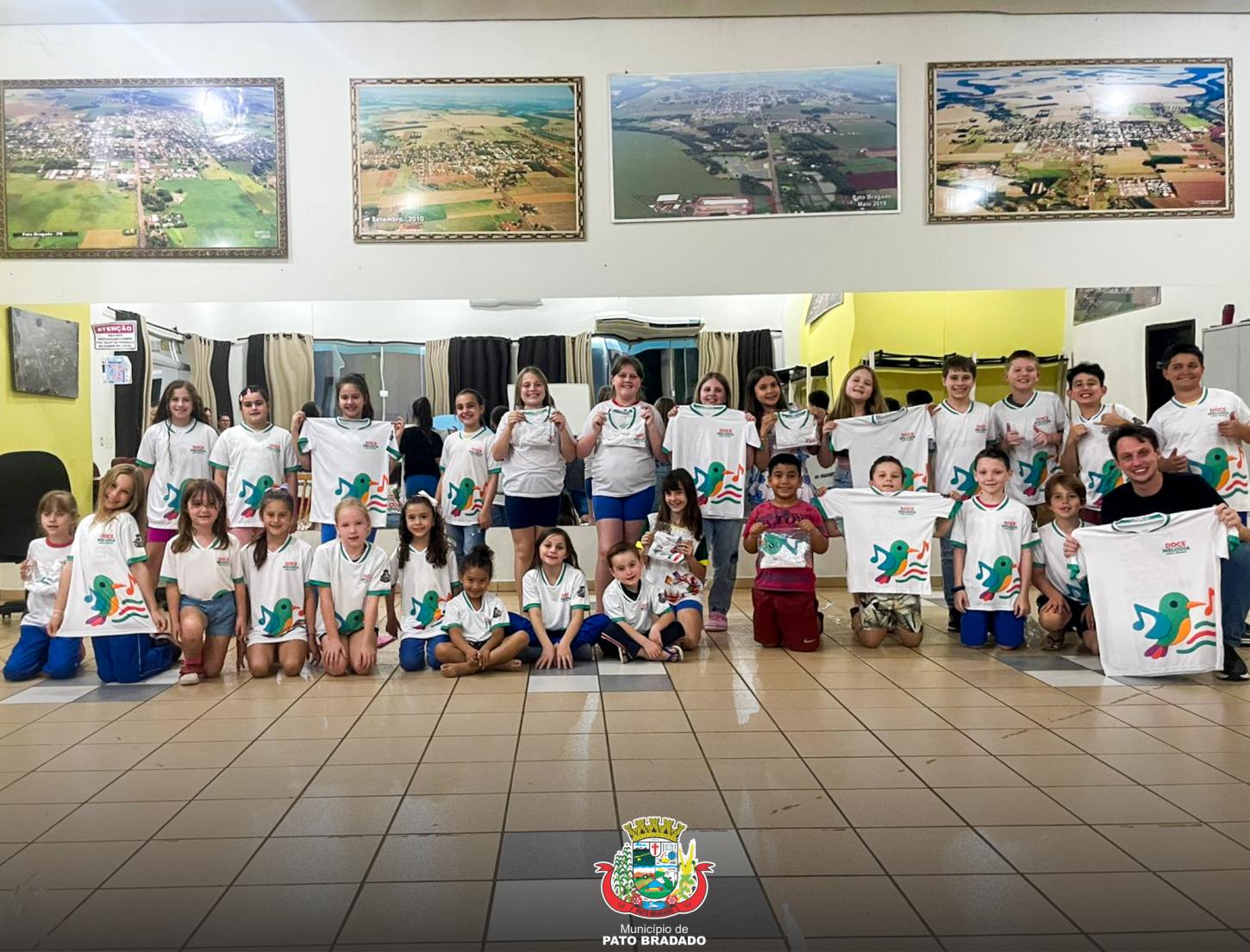 Novos uniformes motivam integrantes do coro infantil Doce Melodia em Pato Bragado