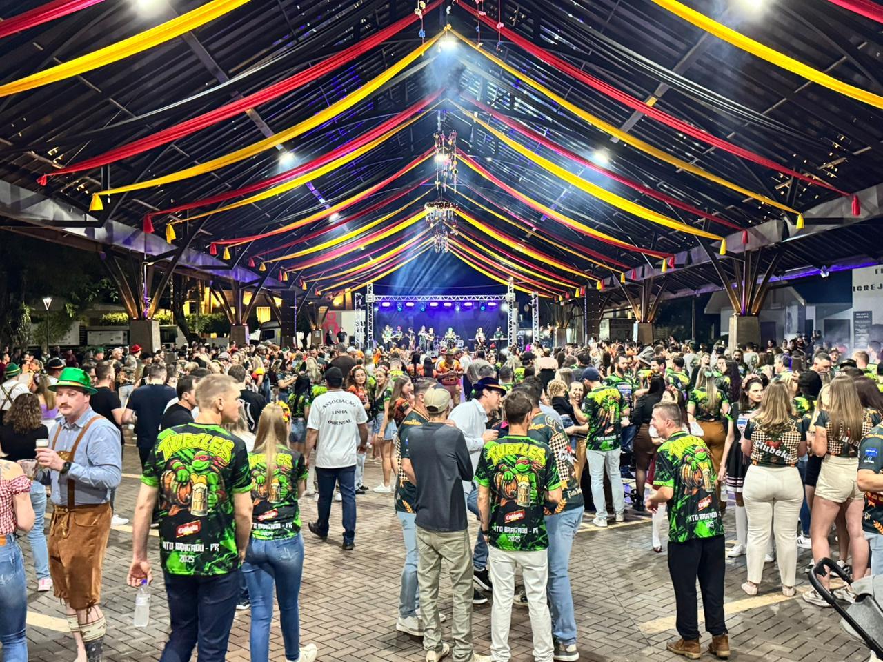 Oktoberfest é sucesso na primeira noite e segue com a programação nesta sexta-feira e sábado