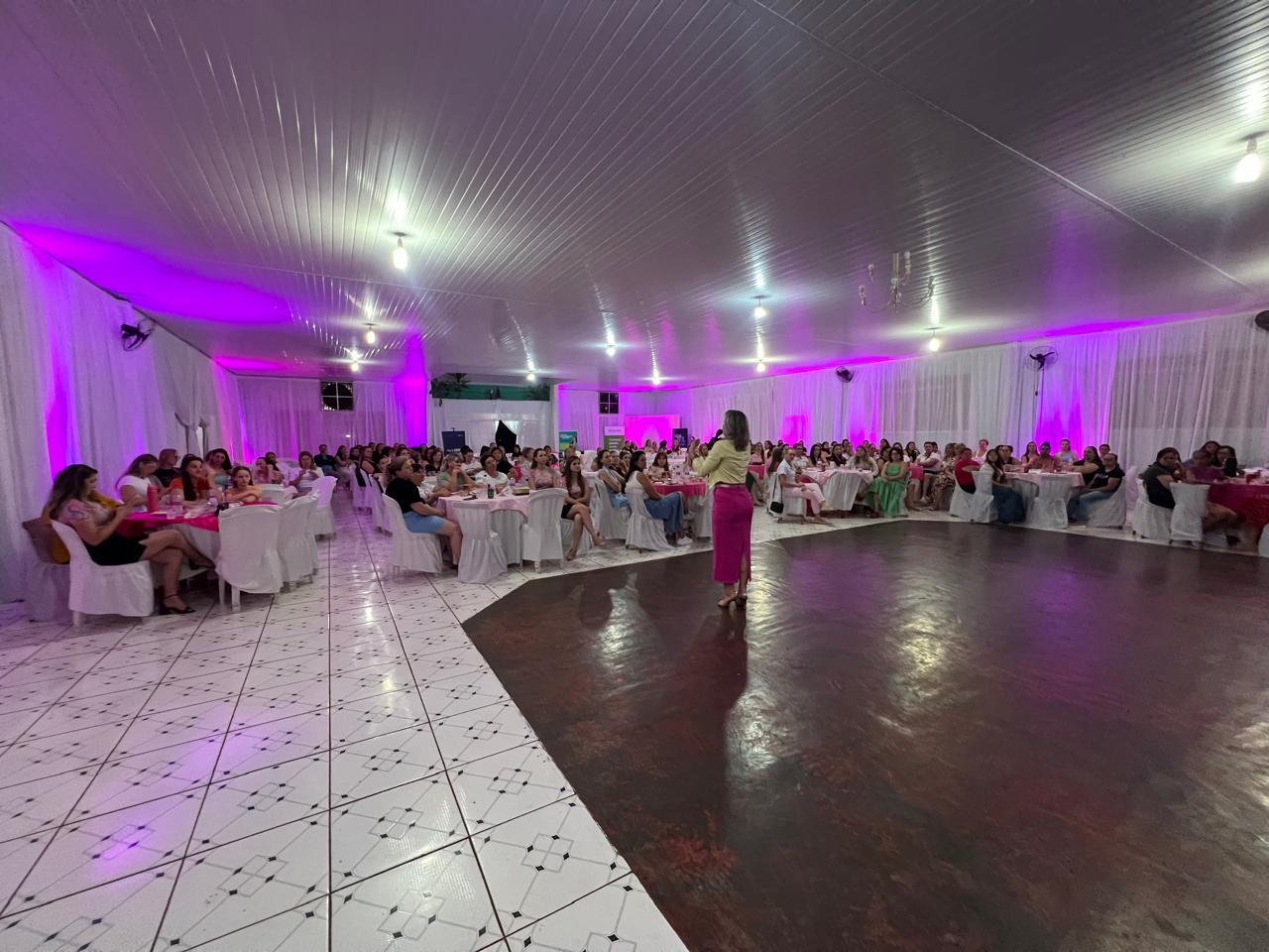 Palestra especial marca noite do Outubro Rosa promovida pela ACIBRA