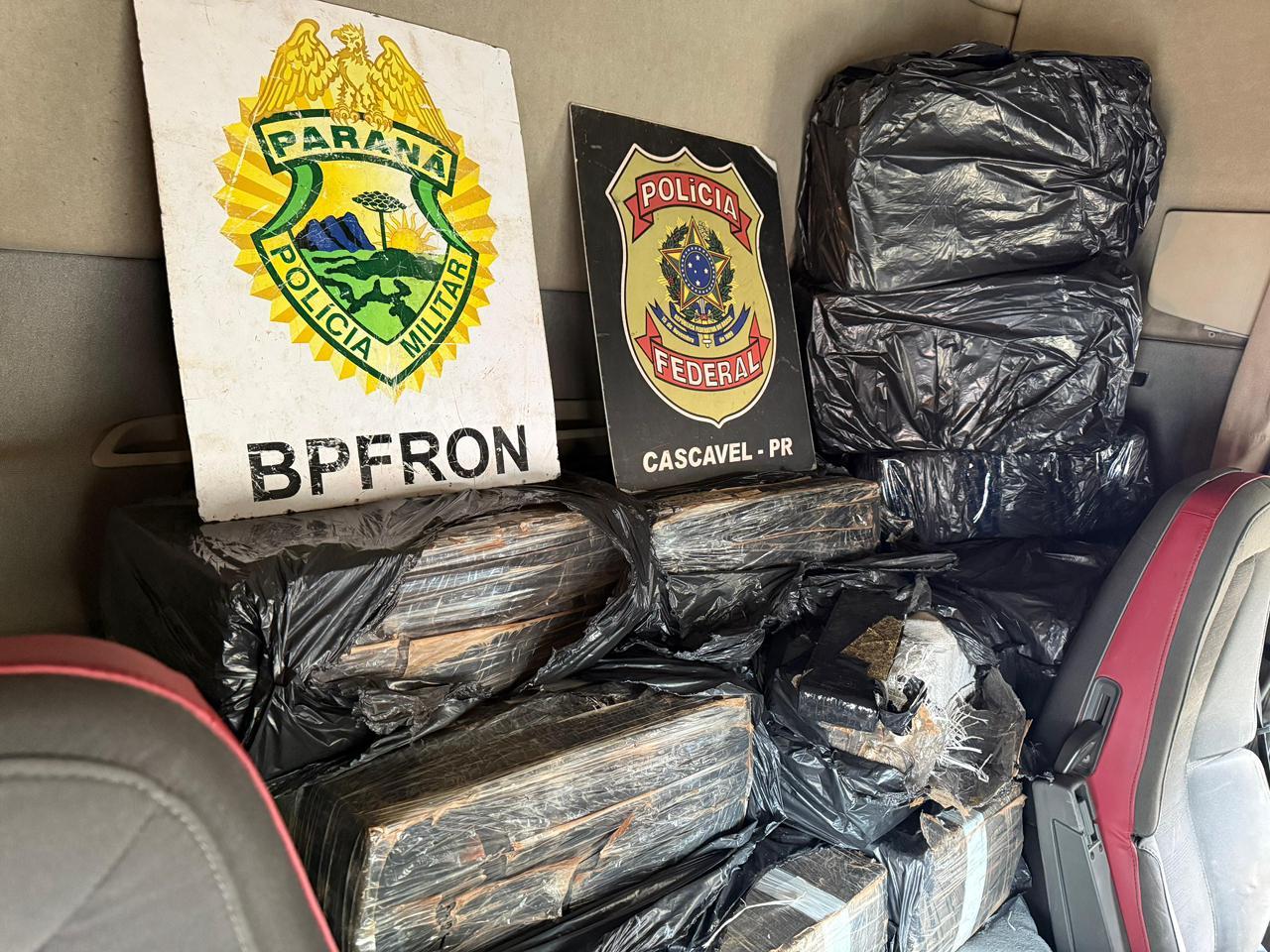 PF e BPfron apreendem maconha que estava em um caminhão