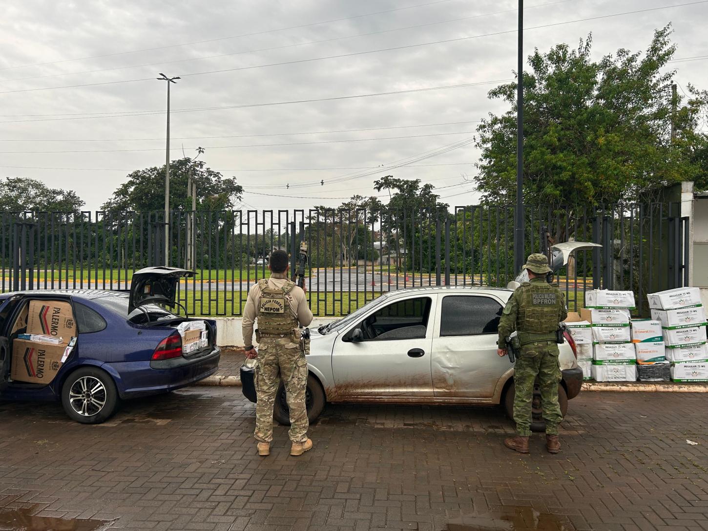 POLÍCIA FEDERAL e BPFRON realizam apreensão de 02 veículos carregados com agrotóxicos e cigarros paraguaios