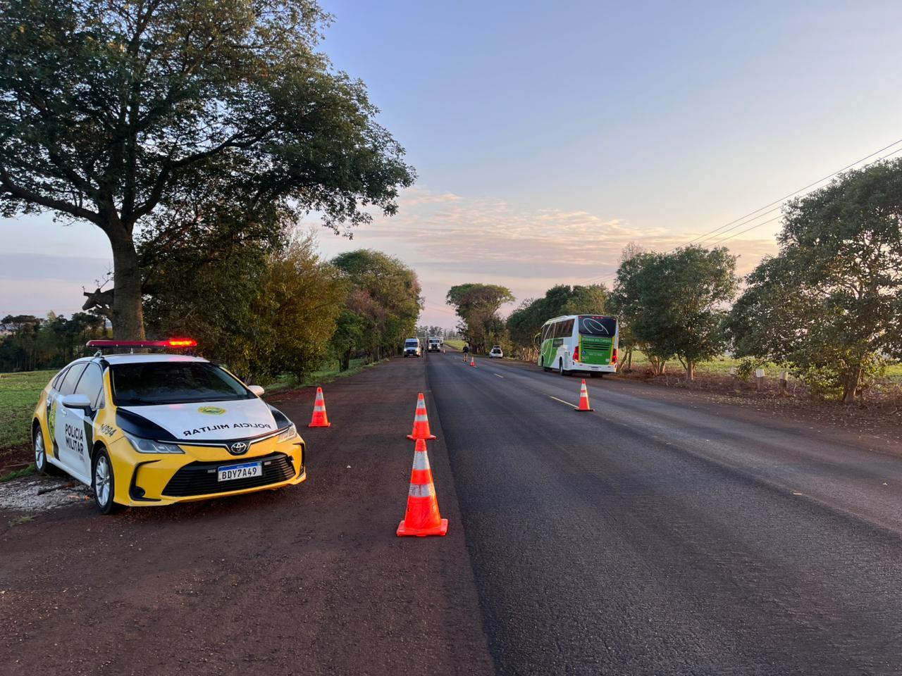 Polícia Rodoviária Estadual Aborda Ônibus transportando crianças com condutor com CNH Suspensa.
