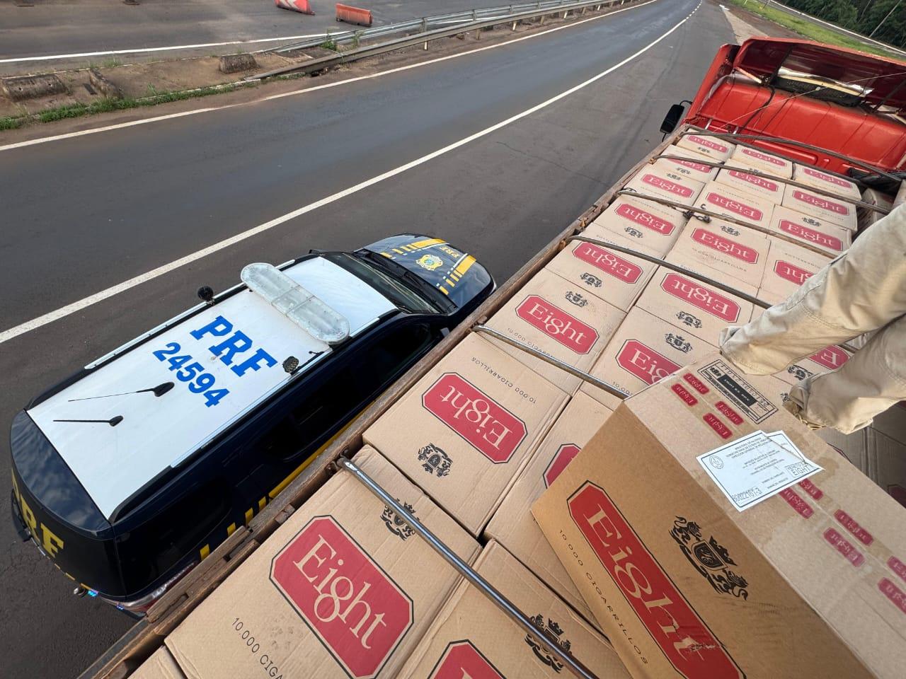 PRF apreende 450 mil maços de cigarros contrabandeados na BR-163, em Guaíra (PR)