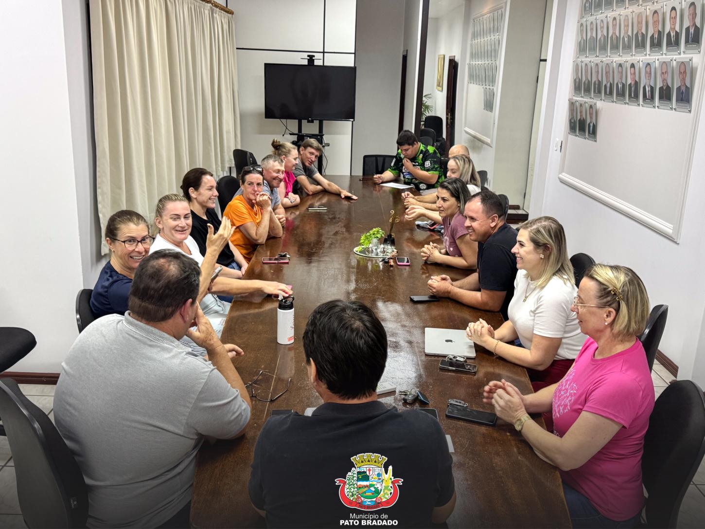Valorizando a tradição: Pato Bragado repassa recursos aos grupos da 25ª Oktoberfest