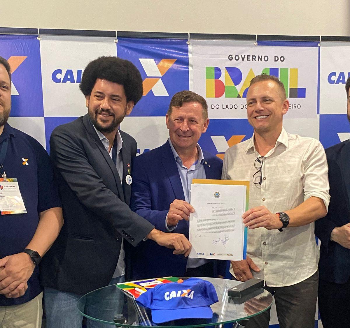 Caravana Federativa: Vereador Fernando Nègre comemora assinatura de convênio para construção do CMEI do Bairro Boa Vista