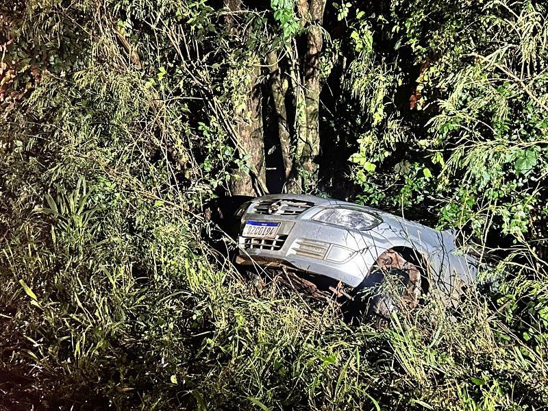 Carro sai da pista e atinge árvore na PR-495, em Marechal Cândido Rondon
