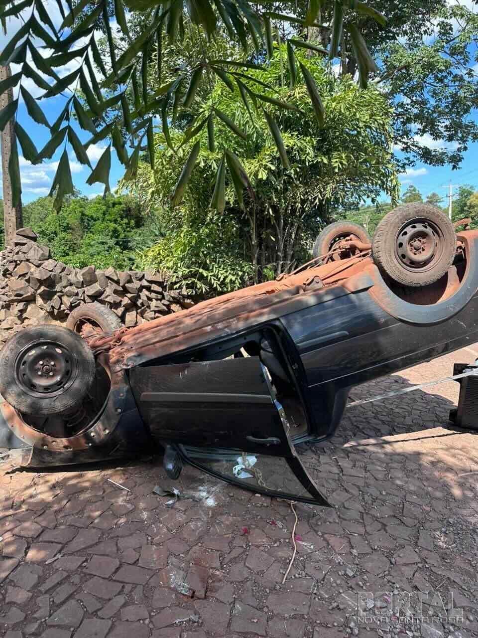 Carro tomba em trecho em obras em Alto Santa Fé, Nova Santa Rosa