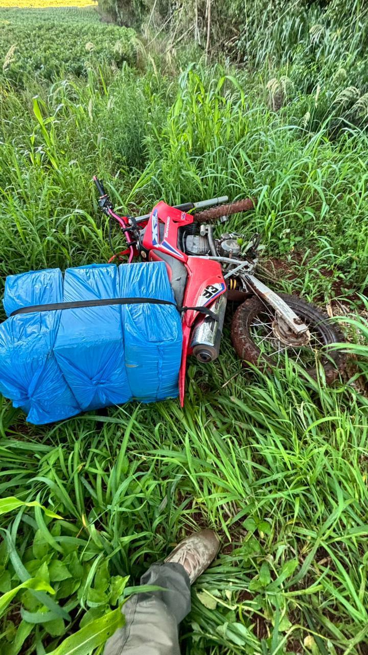 Contrabandista abandona moto e foge a pé da polícia após perseguição em lavoura de soja da região