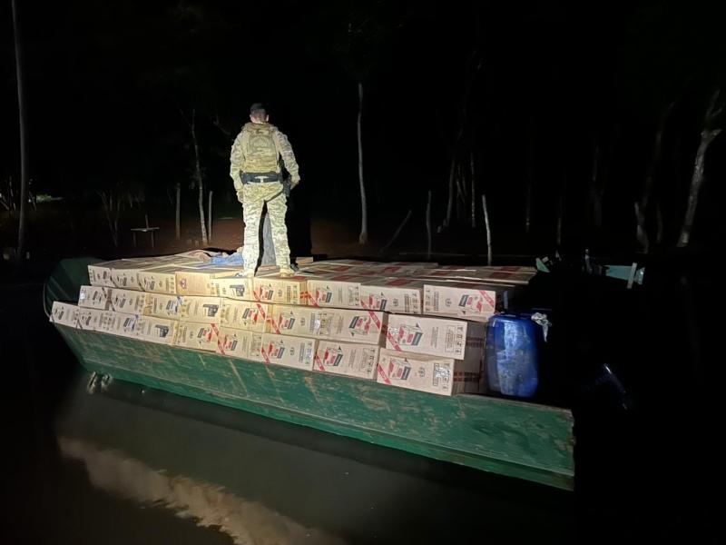 Homem é preso com barco carregado com 400 caixas de cigarros em Guaíra