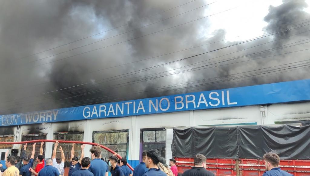 Incêndio de grandes proporções destrói Loja Mitsuo em Salto del Guairá