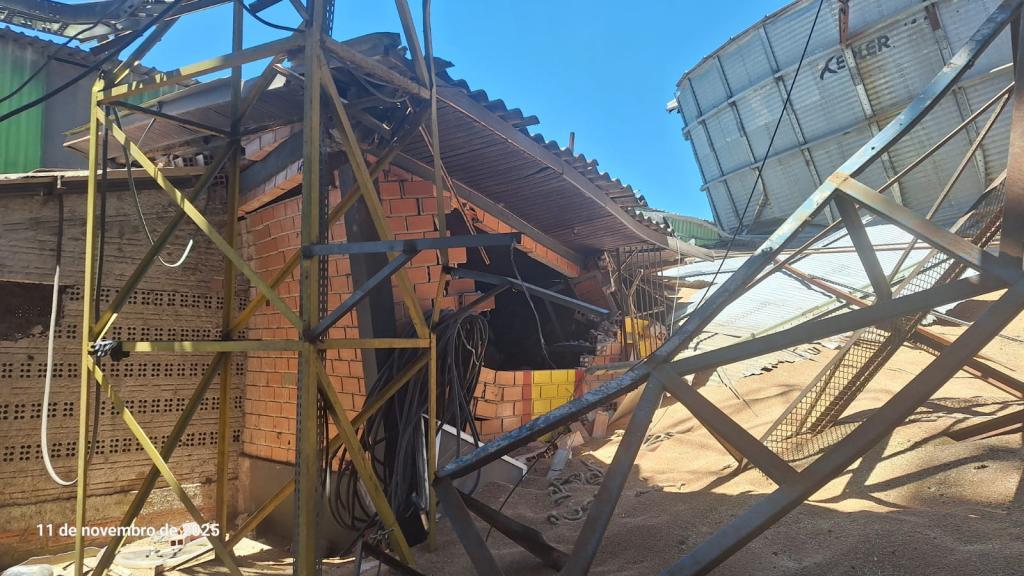 Jovem é resgatado de helicóptero após rompimento de silo às margens da BR-476