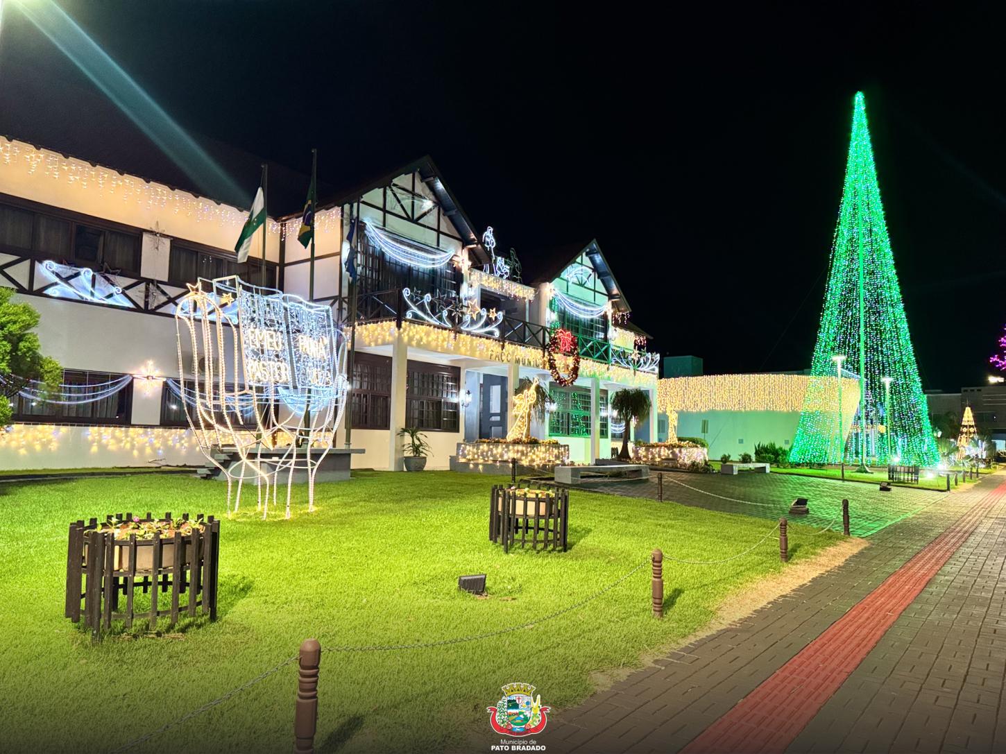 Pato Bragado dá início ao Natal com o acendimento das luzes e abertura do FESPATO