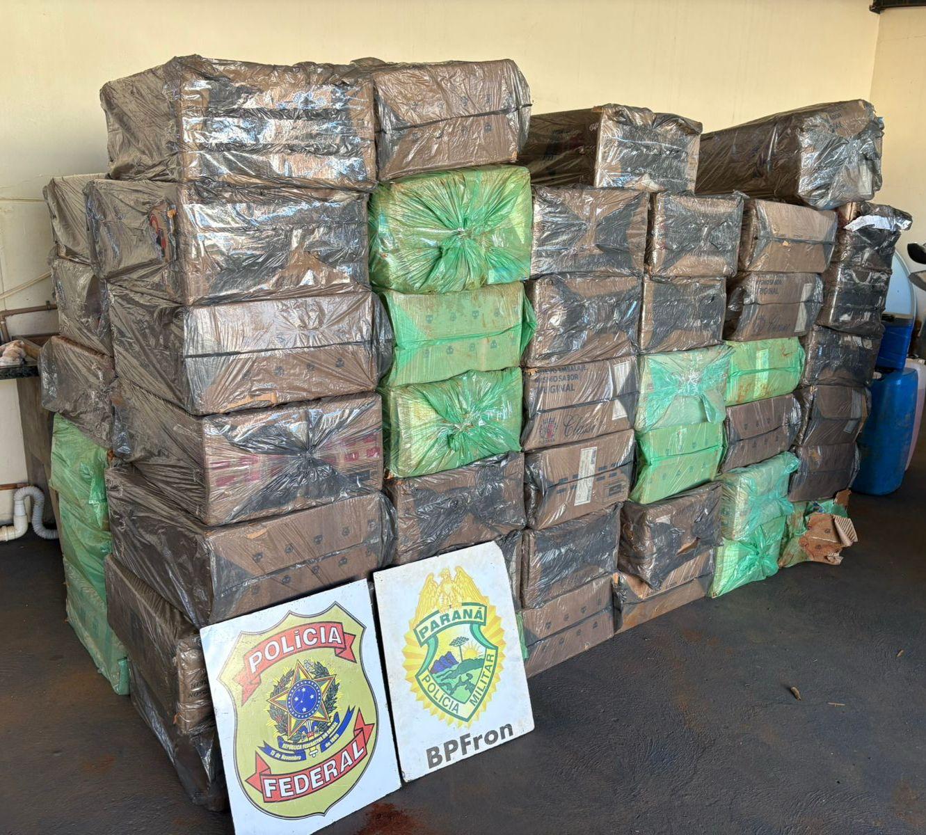 POLÍCIA FEDERAL, BPFRON e Exército Brasileiro apreendem cigarros contrabandeados em mata fechada da zona rural de Mercedes/PR