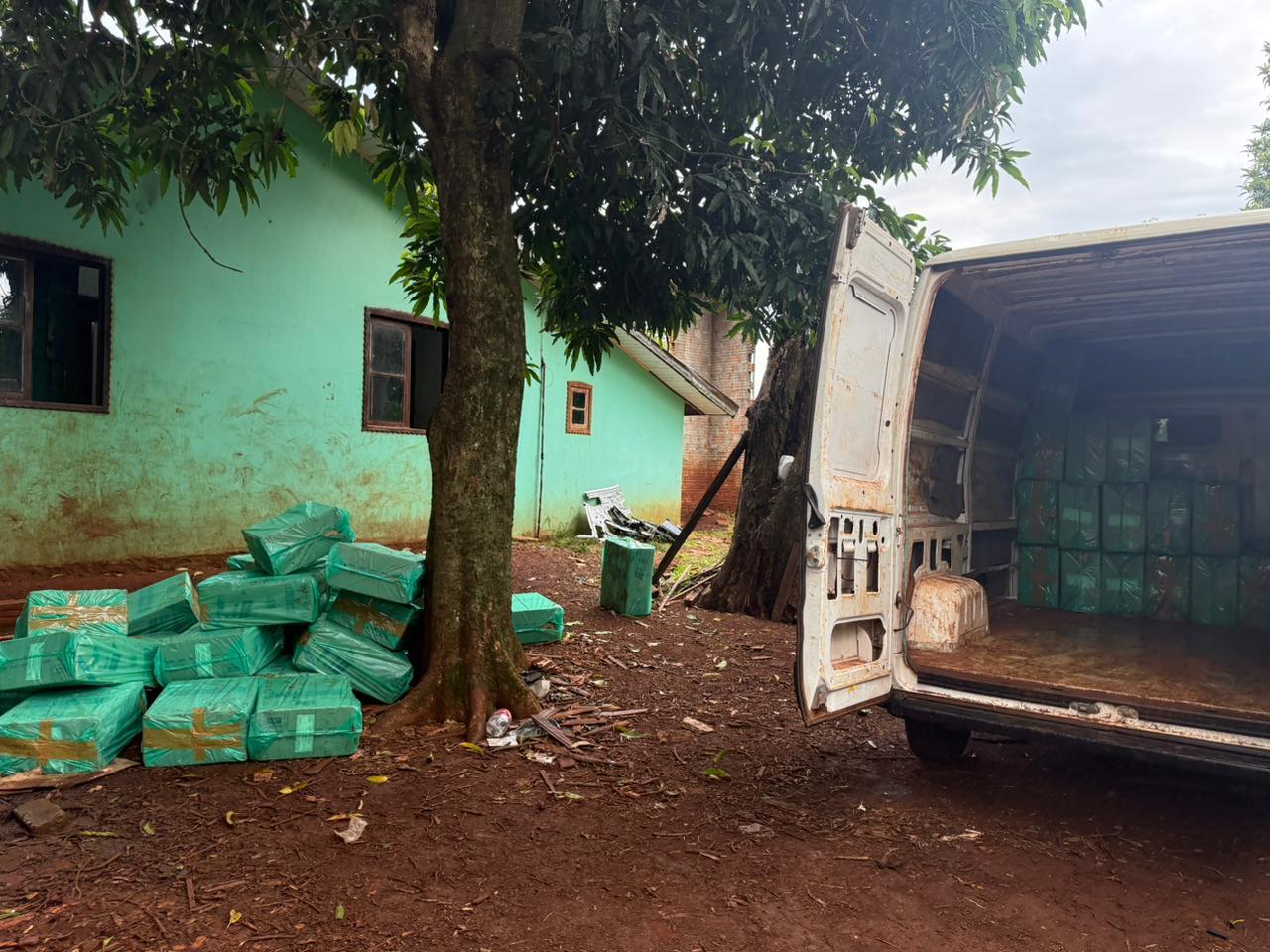 Policias apreendem mais de 240 caixas de cigarros contrabandeados em chácara da região