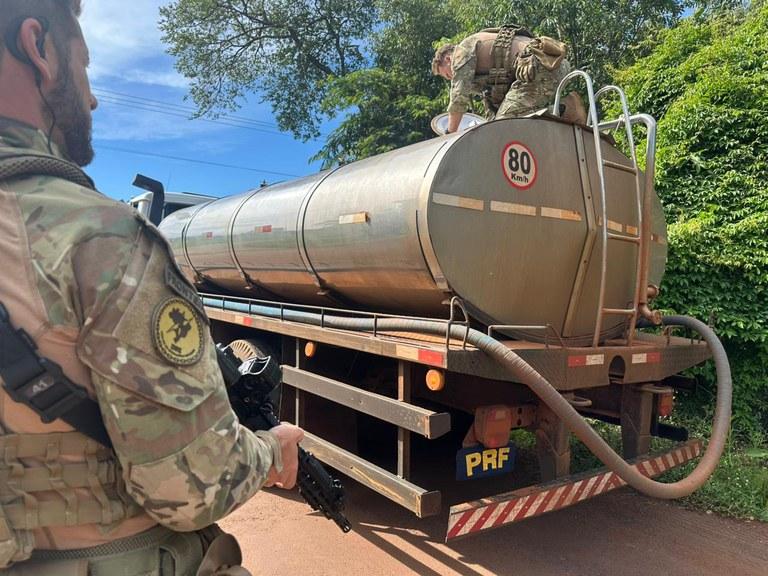 PRF apreende 4 toneladas de agrotóxicos em caminhão-tanque de transporte de leite na região